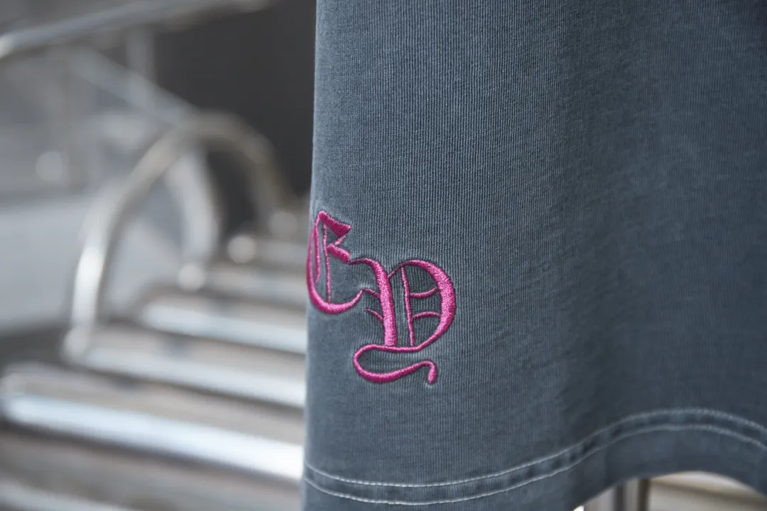 🅿️230 Ch*ome Hearte 25SS early spring new style Croix heart patch embroidered logo short sleeves Light luxury essential item for daily commuting for men and women Correct version Welcome to compare Detailed features · 320g 100% pure cotton double yarn jersey fabric · Custom dyed in the same vat with special thickened 32 count double-ply 1X1 thread · Front and back patch embroidery of Croix heart pattern · Ready-made garment dyeing Then do the faded fried snowflake process, then wash and make it look old · General washing to improve the effect · Double-needle stitching and seam-crossing process · Original main mark, washed tag, brand moisture-proof paper packaging Color: black gray red/black gray yellow Size: S/M/L/XL